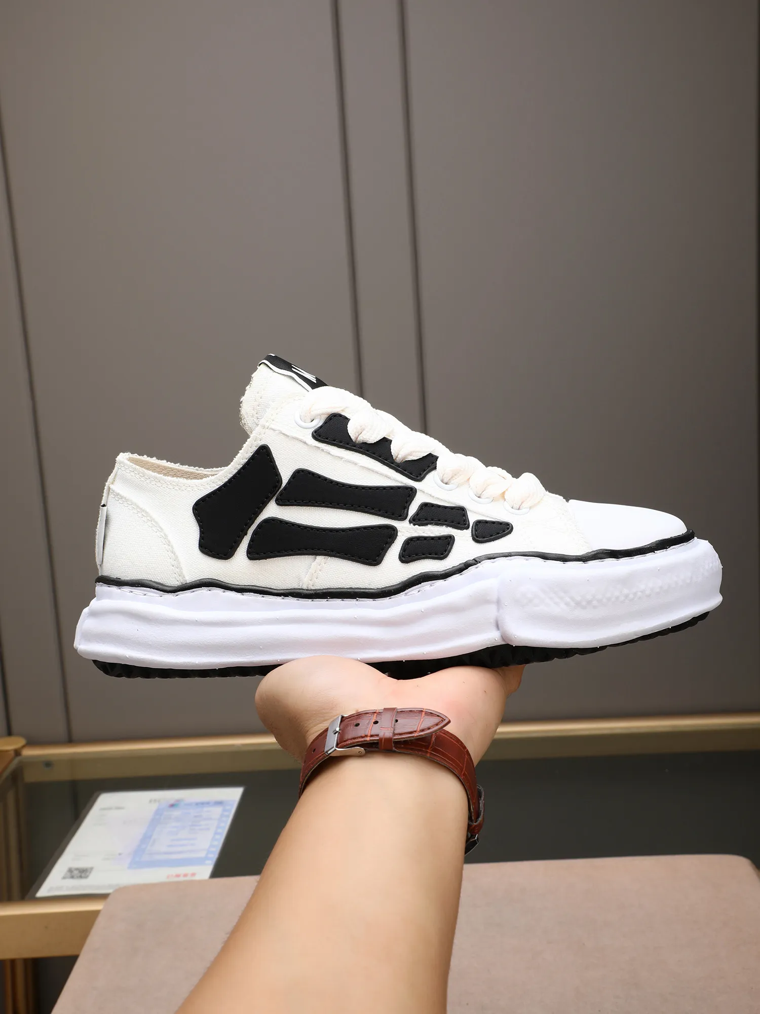Men's shoes 💰520 AMIRI × Maison MIHARA YASUHIRO Bone Dissolving Shoes Brand Order Original Order Quality 🌈 AMIRIxMMY work together to launch joint shoes that cleverly integrate the classic designs of the two brands. The handmade clay mold soles and AMIRI's signature BONES leather embroidery details are a major feature of the shoes, showing unique craftsmanship and style 🚩 Material: upper original custom-made space Monica canvas! Lining: original technical cloth, outsole: original molded EVA foam bottom, code number: women's 35-39 (40, custom-made, non-refundable), men 39-44 (45, custom-made, non-refundable), full set of counter original packaging